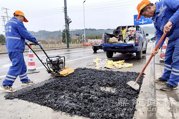 鼎能路橋：排查修復(fù)破損路面 確保市政道路暢通